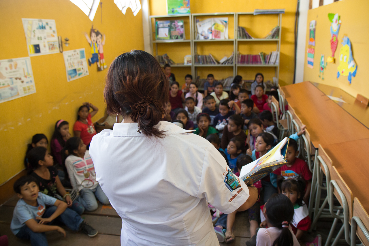 Librarian Gloria Muños Garcia reads to students in the San Miguel Morazón library.